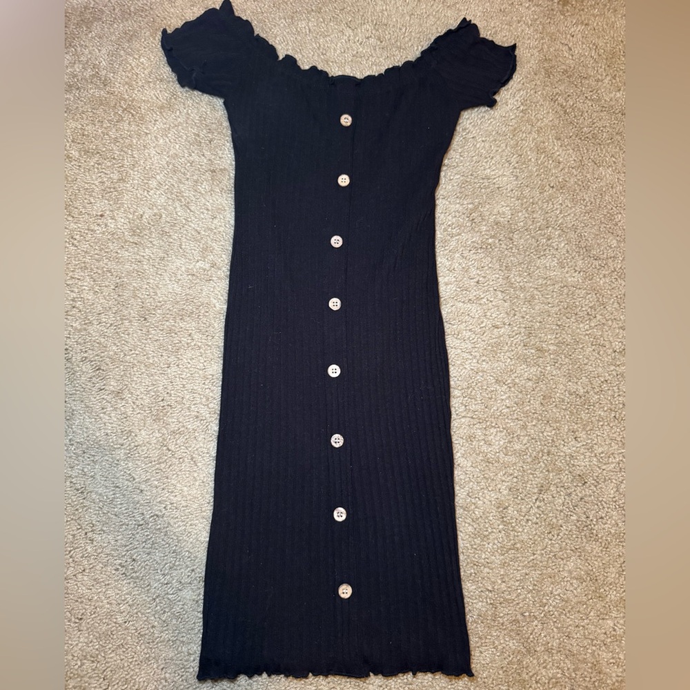 Black Off-Shoulder Form-Fitting Dress